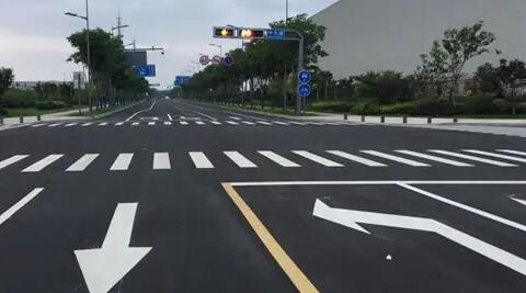 蘇州停車位劃線廠家解讀，道路交通標志牌通常布置在什么區(qū)域？